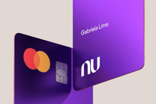 Dois cartões roxinhos do Nubank flutuando